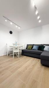 102 - Beachside Renovated 1BR apt w private garden