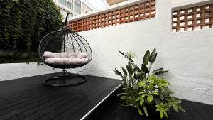 102 - Beachside Renovated 1BR apt w private garden