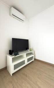 107 - Beachside Renovated 1BR apt 5 min from Beach