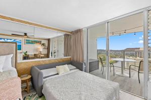Hale Nalu Waikīkī Studios Ocean View King Size Bed