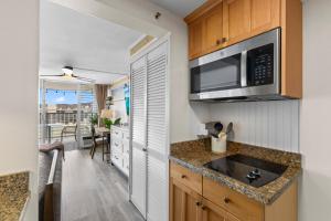 Hale Nalu Waikīkī Studios Ocean View King Size Bed