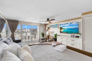 Hale Nalu Waikīkī Studios Ocean View King Size Bed