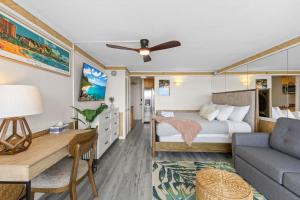 Hale Nalu Waikīkī Studios Ocean View King Size Bed