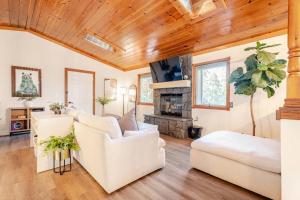 Sleeps 10 Cozy Modern Cabin 4 bedroom 3 bath 2400 sq ft 3 story Updated Quiet cabin