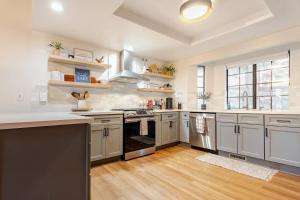 Sleeps 10 Cozy Modern Cabin- 5 minutes to lake, fishing, & hiking