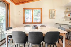 Sleeps 10 Cozy Modern Cabin 4 bedroom 3 bath 2400 sq ft 3 story Updated Quiet cabin