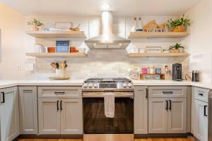 Sleeps 10 Cozy Modern Cabin- 5 minutes to lake, fishing, & hiking