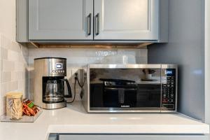 Sleeps 10 Cozy Modern Cabin 4 bedroom 3 bath 2400 sq ft 3 story Updated Quiet cabin