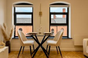 Canal Side Luxury Apartment in Leeds City Centre Sleeps 3