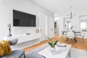 Top Notch 2BR & 2BA Suite Minutes to Central Park