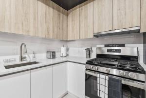 Top Notch 2BR & 2BA Suite Minutes to Central Park