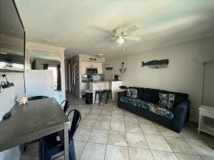 Ocean & Pool View - Top Floor - 2 Pools - Hot Tub - GYM - Tennis ct - SS03