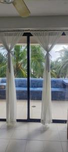 Coqueto y con terraza encantadora frente al mar