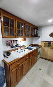 Coqueto y con terraza encantadora frente al mar