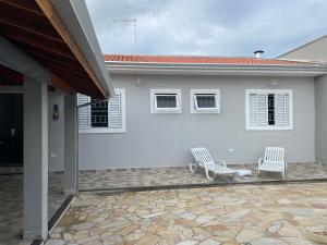 Edícula privativa com piscina climatizada no pé da serra