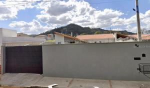 Edícula privativa com piscina climatizada no pé da serra