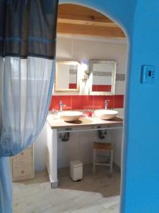 B&B / Chambres d'hotes Bergerie de Lagarrigue : Chambre Double Deluxe avec Baignoire