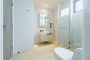 Stylish 2-Bedroom Diamond Condo with Walk-Out Pool