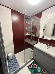 Sejours chez l'habitant Pti Velo : Chambre Double avec Salle de Bains Commune