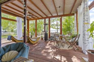 Cozy river-view suite