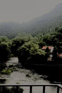 Apartamento colgante al río con vistas al puente