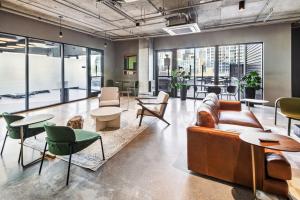River North 1br w outdoor pool 1 block to L CHI-1035