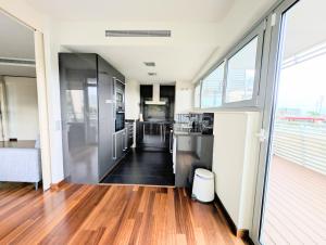 Barcelona Forum Pool and Parking included and Beach 5min