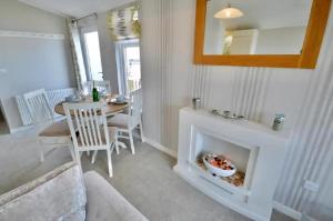 Stunning Lodge With Decking And Sea-Views In Paignton, Devon Ref 82137W