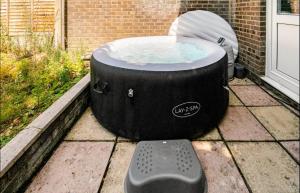 Modern Coastal Cottage, Hottub, Parking, Pets welcome