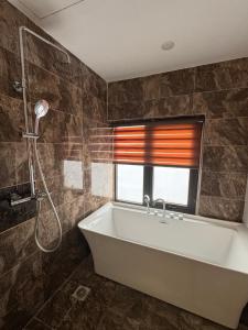 3BR Villa with private pool - Biệt thự 3 phòng ngủ có bể bơi riêng - Ivory Hoà Bình