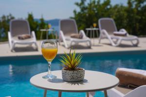 New, villa Bond Dubrovnik, beautiful sea view near beach with heated pool