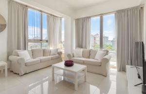 Escape Apartments, Balcony, Pool & Gym in La Julia