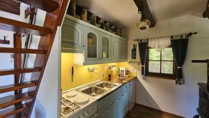 Martins Family Cottage with Hot Tub & Views