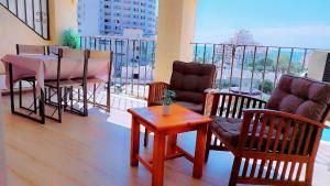 Apartamento reformado con terraza vistas al mar y a las piscinas de Magic World garaje y piscina frente a Balneario Aire acondicionadowifi