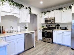 Private and large 2 bedroom house with Pool table, backyard and office near attractions