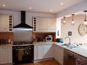 4 bed house close to Allianz Stadium, LHR and London 20mins away