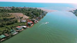 modernes Holzhaus, Cabin, auf dem Fluss, wenige Meter zum Meer