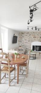 Maisons de vacances Maison en pierre avec jardin a 5 minutes des plages du Cabellou : photos des chambres