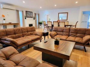 Private and large 2 bedroom house with Pool table, backyard and office near attractions