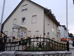 Villa Prince, nur für Handwerker auch langfristig, nähe Ingolstadt