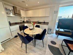 MCR 1BR Getaway with Rooftop Access & Prime Location