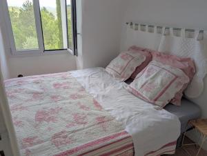 Maisons de vacances Gite en Cevennes du sud, bergerie restauree au rez de jardin d'une bastide avec piscine a debordement, vue exceptionnelle, authenticite, confort, repos assure au coeur de la nature : Maison 1 Chambre