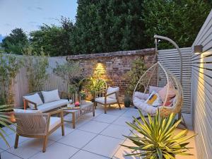 Chic Marlow Escape - Courtyard, River and Fun! Near Windsor and Henley