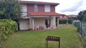 Chalet adosado con amplio jardín