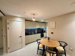 Elegant 2-Bed 2-Bath Apt in Manchester with Balcony