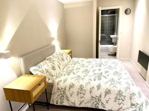 Elegant 2-Bed 2-Bath Apt in Manchester with Balcony