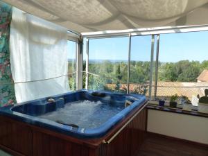 Sejours chez l'habitant Logis de La Meschaussee, dans donjon du XIe siecle : Chambre Double avec Baignoire Spa