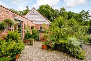 Ludford View, riverside cottage in Ludlow with private parking