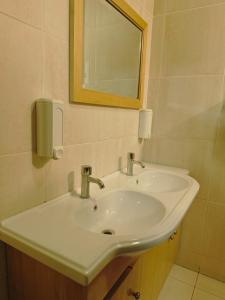 Cheap Quiet Double Room in Park Royal with off-site Gym Access to Showers