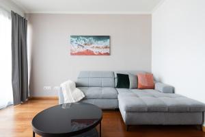 Sky View - Spacious Stay with Pool & Gym